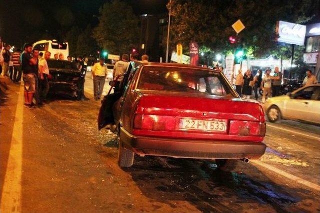 Kırmızı Işıkta Duramadı Otomobile &Ccedil;arptı:4 Yaralı 1