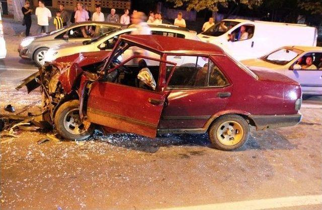 Kırmızı Işıkta Duramadı Otomobile &Ccedil;arptı:4 Yaralı 2