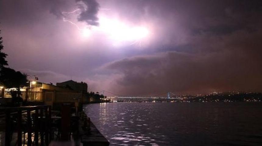 İstanbul'u Şimşekler Aydınlattı