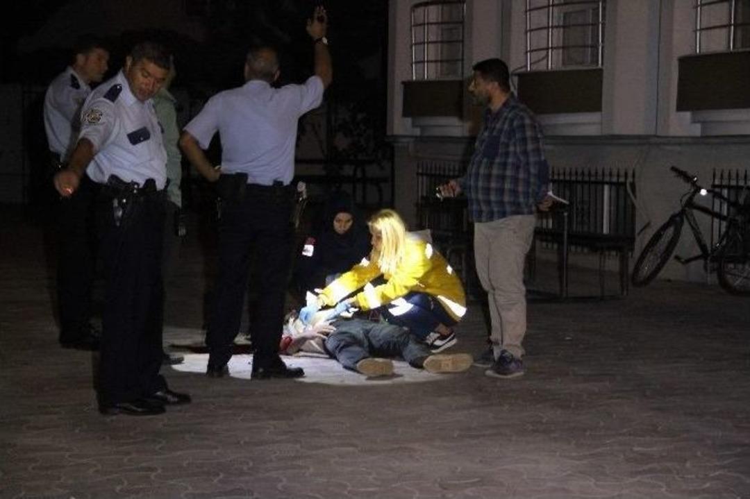 D&uuml;şme Sesine Uyanan Site Sakinleri Dehşet Bir Manzarayla Karşılaştı