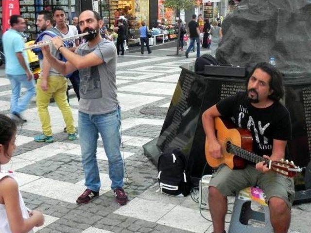 Sokak Sanatçıları Da, Izleyenler De Mutlu