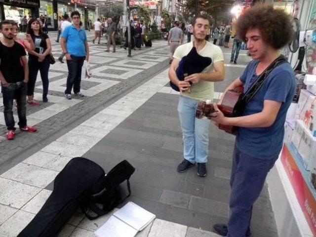 Sokak Sanatçıları Da, Izleyenler De Mutlu