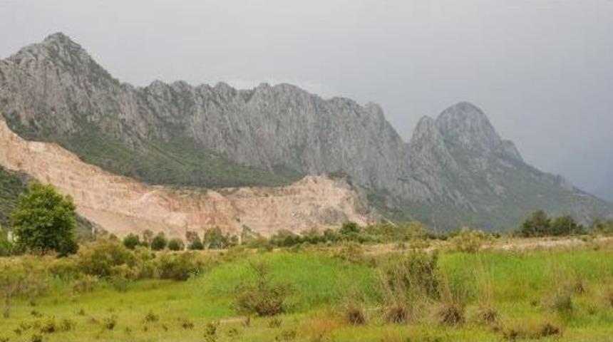 Taş Ocakları &Uuml;z&uuml;mcek Dağı'nı Yok Ediyor