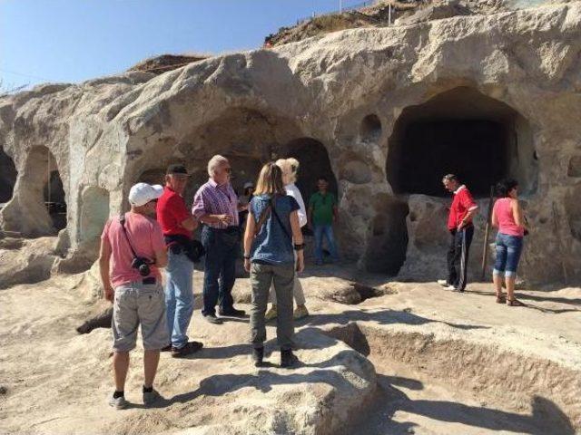 Araştırmacı- Yazar Erich Von Daniken, Nevşehir'de Yeni Keşfedilen Yeraltı Şehrinde