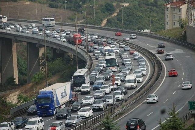 Tem Otoyolu Kocaeli Kesiminde Trafik Durdu