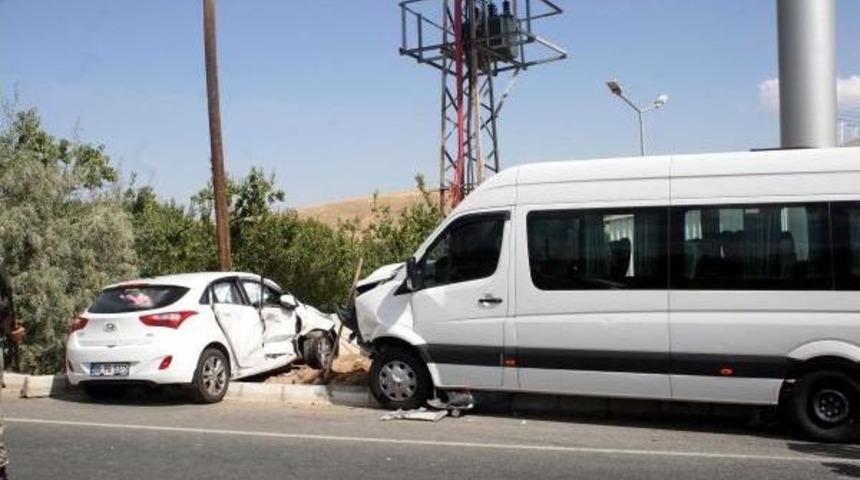 Başbakanlık G&ouml;revlisi, Trafik Kazasında Yaralandı