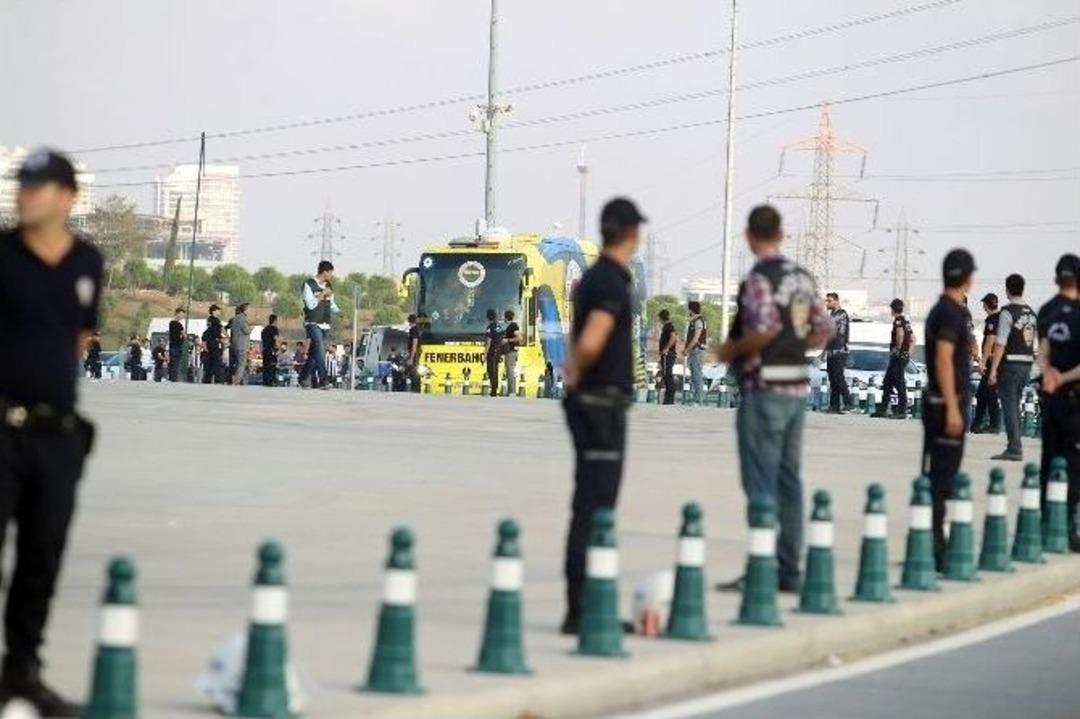 Beşiktaş Ve Fenerbah&ccedil;e Kafilesi Stadyuma Geldi