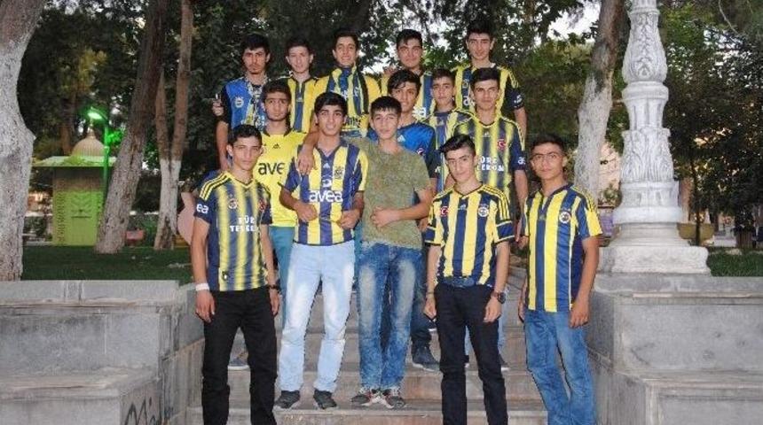 Fenerbah&ccedil;eli Taraftarlardan Takımına Y&uuml;r&uuml;y&uuml;ş Desteği