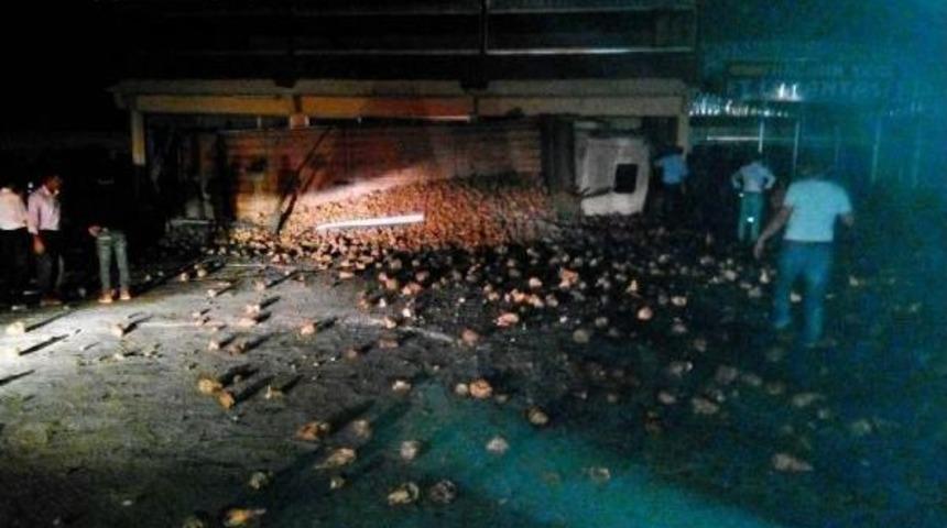 Pancar Y&uuml;kl&uuml; Kamyon Devrildi, S&uuml;r&uuml;c&uuml; Yaralandı