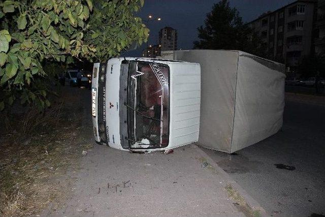 Kamyonet Devrildi: 1 Yaralı 1