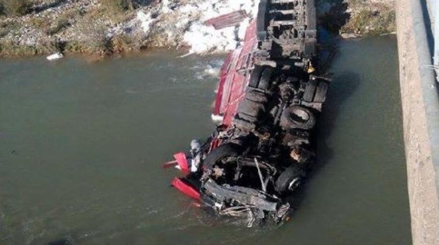 Un Y&uuml;kl&uuml; Tır Kelkit &Ccedil;ayı'na U&ccedil;tu: 2 &Ouml;l&uuml;