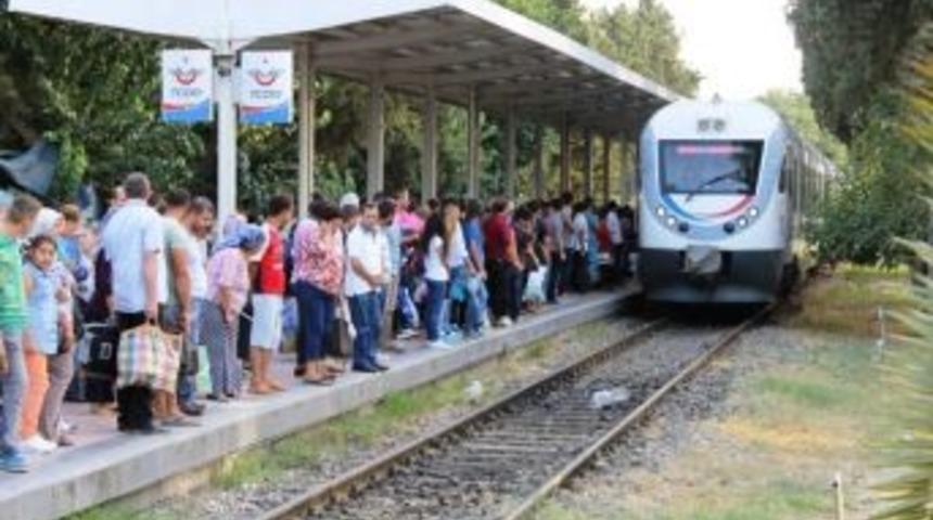 &Ouml;demiş&rsquo;te Bayramın En Hareketli Adresleri Otogar Ve Tren Garı Oldu