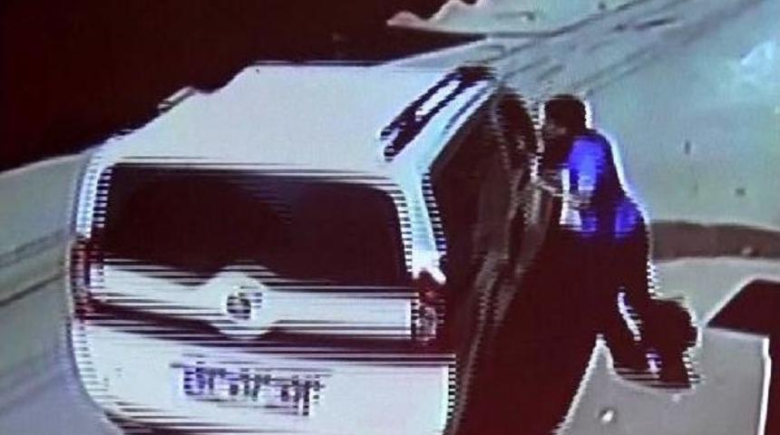 Hareket Halindeki Araca Asıldı, &Ouml;l&uuml;mden Kıl Payı Kurtuldu