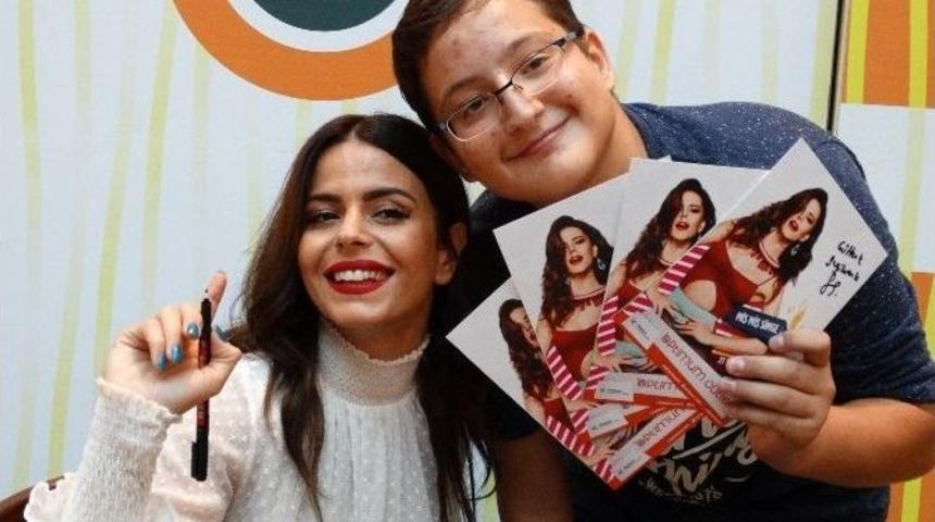 Simge Sağın&rsquo;dan Mini Konser