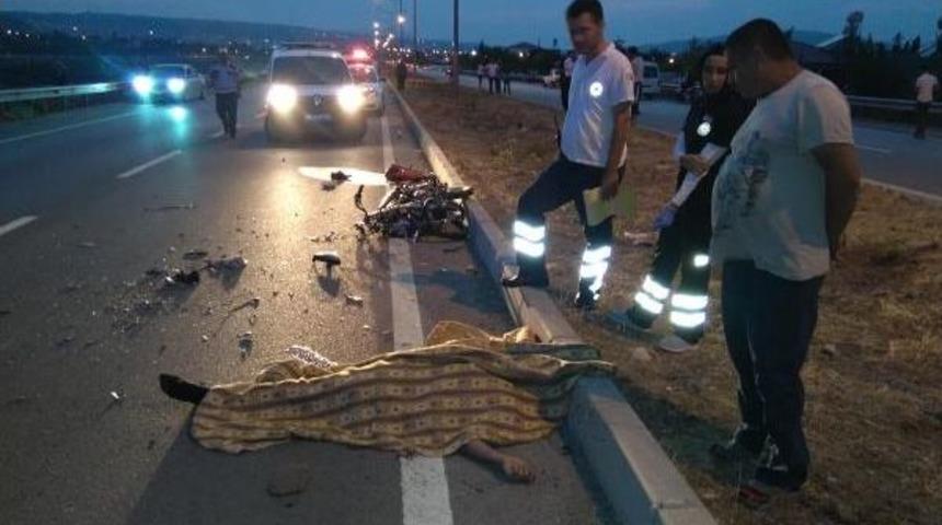 S&uuml;r&uuml;c&uuml;lerinin Yatarak Kullandığı Motosikletler &Ccedil;arpıştı: 2 &Ouml;l&uuml;