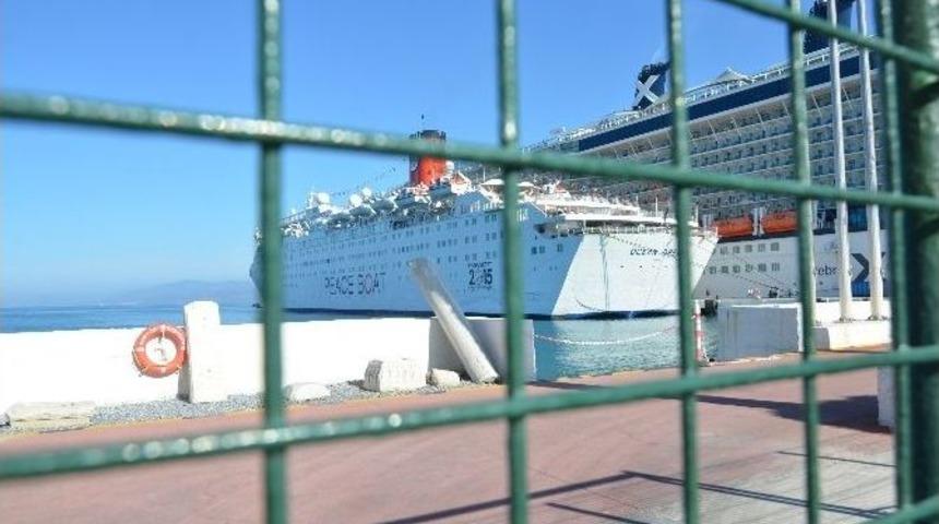 Barış Gemisi Kuşadası&rsquo;nda