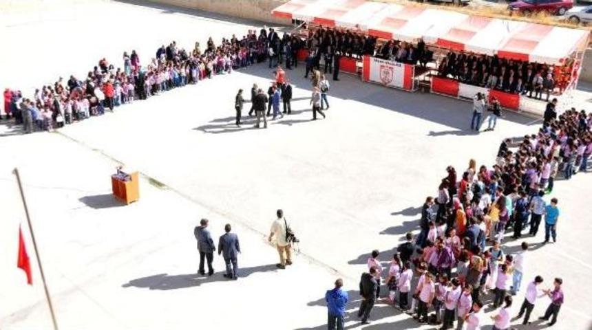 Protokoldekiler G&ouml;lgede, &Ouml;ğrenciler G&uuml;neş Altında