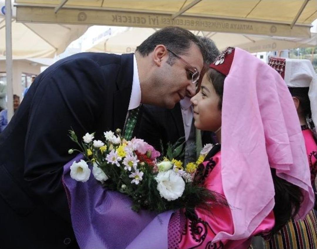 Antalya&rsquo;da Yeni Eğitim-&ouml;ğretim Yılı, 81 İlden Y&ouml;resel Kıyafetli &Ouml;ğrencilerin Birlik Mesajıyla A&ccedil;ıldı