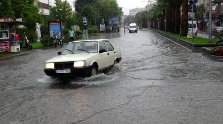 Sağanak Yağmur &Ccedil;anakkalelilere Zor Anlar Yaşattı