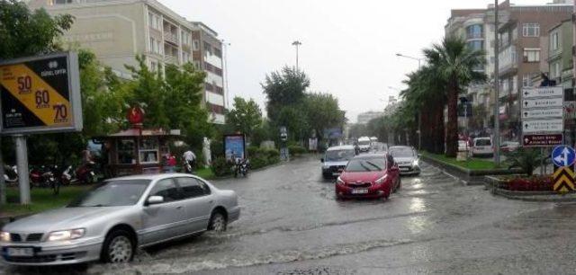 Sağanak Yağmur Çanakkalelilere Zor Anlar Yaşattı