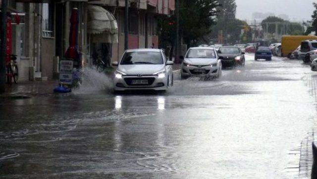 Sağanak Yağmur Çanakkalelilere Zor Anlar Yaşattı