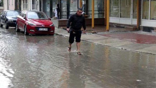 Sağanak Yağmur Çanakkalelilere Zor Anlar Yaşattı