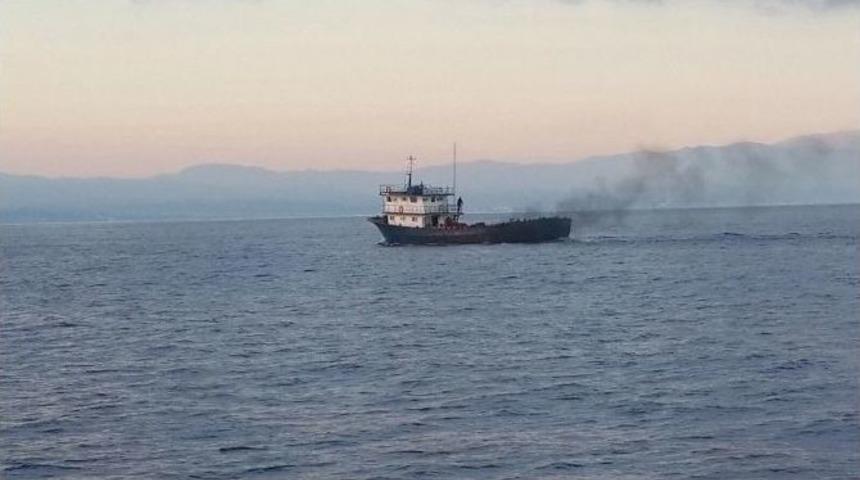 Yunan Adalarına Trol Teknesiyle Ulaşıyorlar