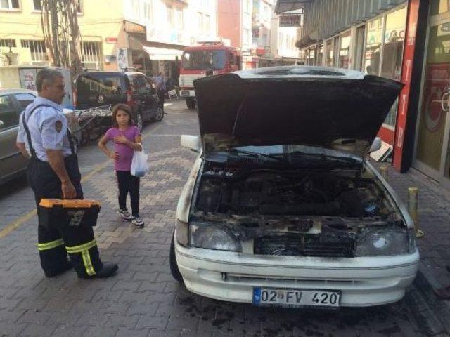 Adıyaman’Da Park Halindeki Otomobil Alev Aldı