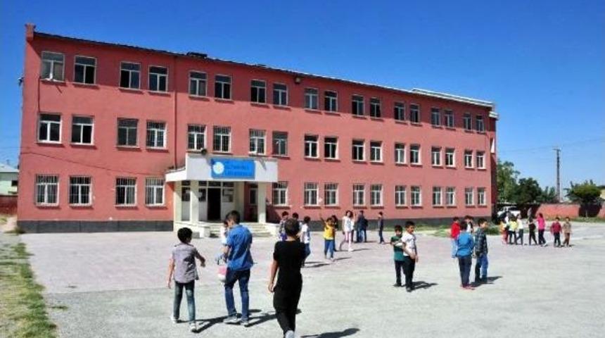 Van'da Boykota Uyulmadı, Yakılan Okulda Ise Eğitim Verilemedi