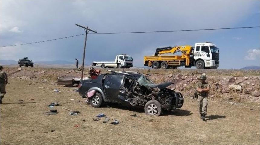 Pikap İle Kamyonet &Ccedil;arpıştı: 1 &Ouml;l&uuml;, 3 Yaralı