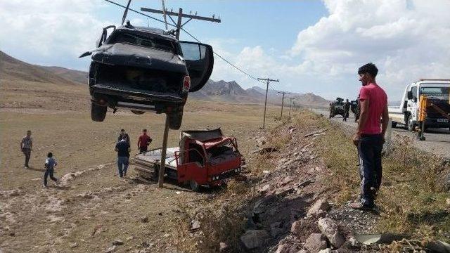 Pikap İle Kamyonet Çarpıştı: 1 Ölü, 3 Yaralı