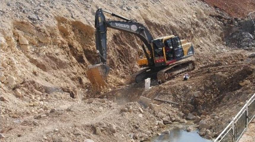 B&uuml;y&uuml;kşehir Belediyesi Dereleri Onarıyor