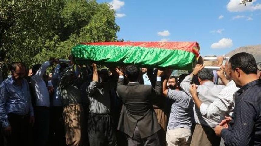Pkk'lı Emir T&ouml;re'nin Cenazesi Şemdinli'de Toprağa Verildi