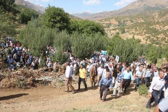 Pkk'lı Emir Töre'nin Cenazesi Şemdinli'de Toprağa Verildi