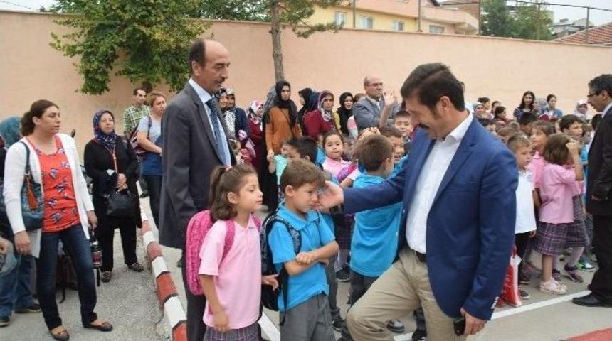 Sındırgı Belediyesi&rsquo;nden &Ouml;ğrencilere Kırtasiye Yardımı