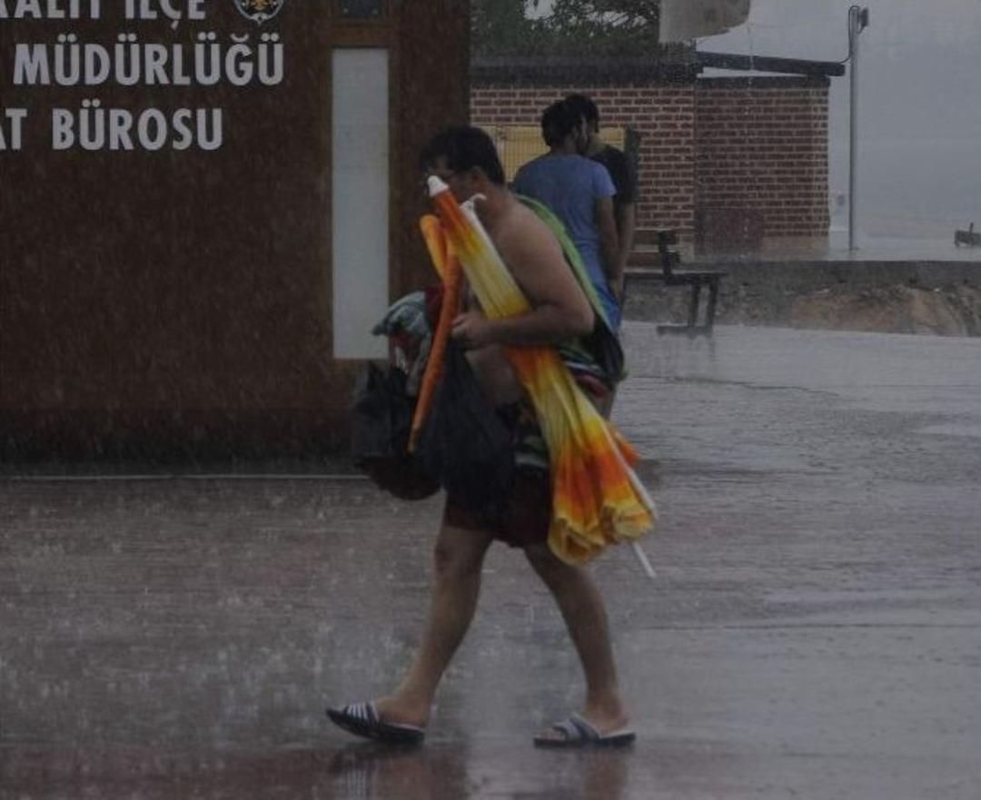 Yağmura Aldırmadan Y&uuml;zmeye Devam Ettiler