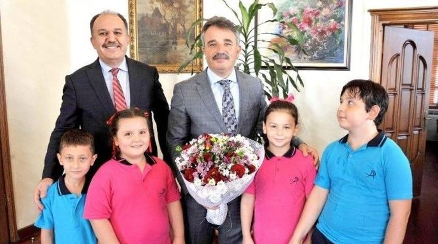 &Ouml;ğrenciler, Başkan Vekili &Ccedil;akır&rsquo;ı Ziyaret Etti