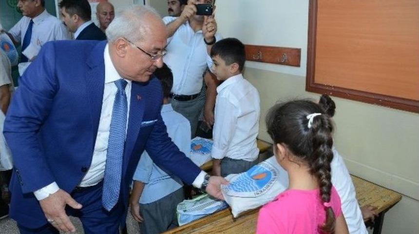 Mersin B&uuml;y&uuml;kşehir&rsquo;den 20 Bin &Ouml;ğrenciye Kırtasiye Yardımı