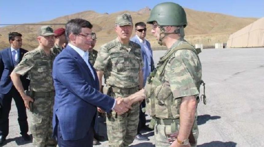 Genelkurmay, Başbakan Davutoğlu'nun Askerlerle Karavana Yerken Fotoğraflarını Yayınladı