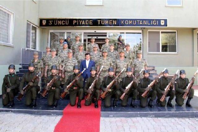 Genelkurmay, Başbakan Davutoğlu'nun Askerlerle Karavana Yerken Fotoğraflarını Yayınladı