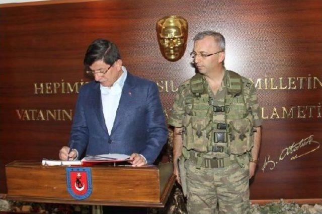 Genelkurmay, Başbakan Davutoğlu'nun Askerlerle Karavana Yerken Fotoğraflarını Yayınladı
