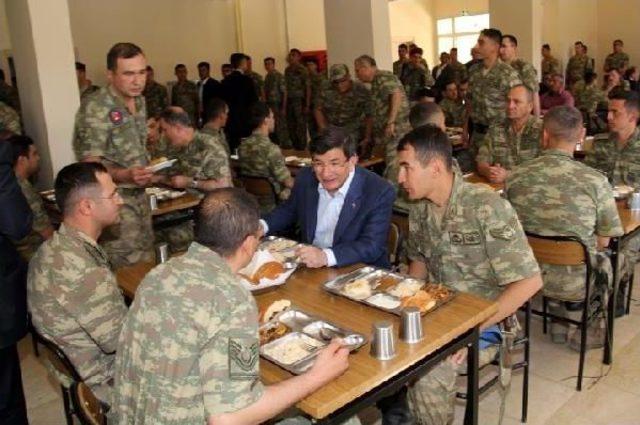 Genelkurmay, Başbakan Davutoğlu'nun Askerlerle Karavana Yerken Fotoğraflarını Yayınladı