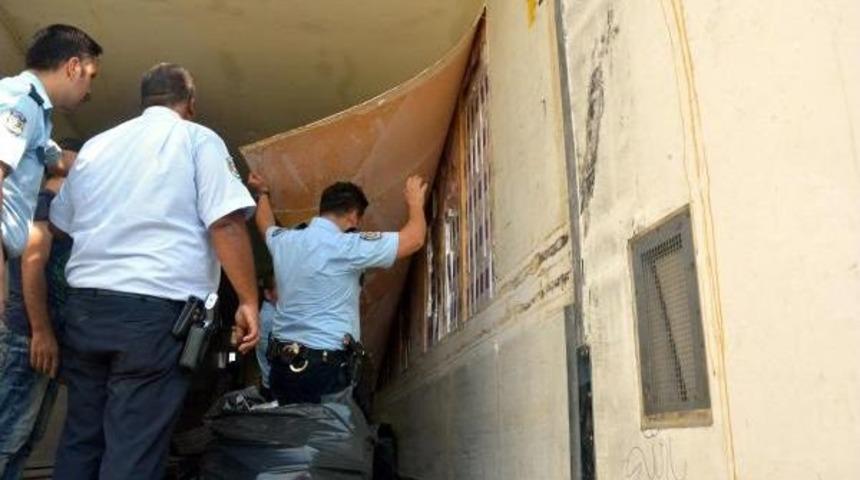 Hırsızlık Ihbarına Gittiler, 100 Bin Ka&ccedil;ak Sigara Ele Ge&ccedil;irdiler