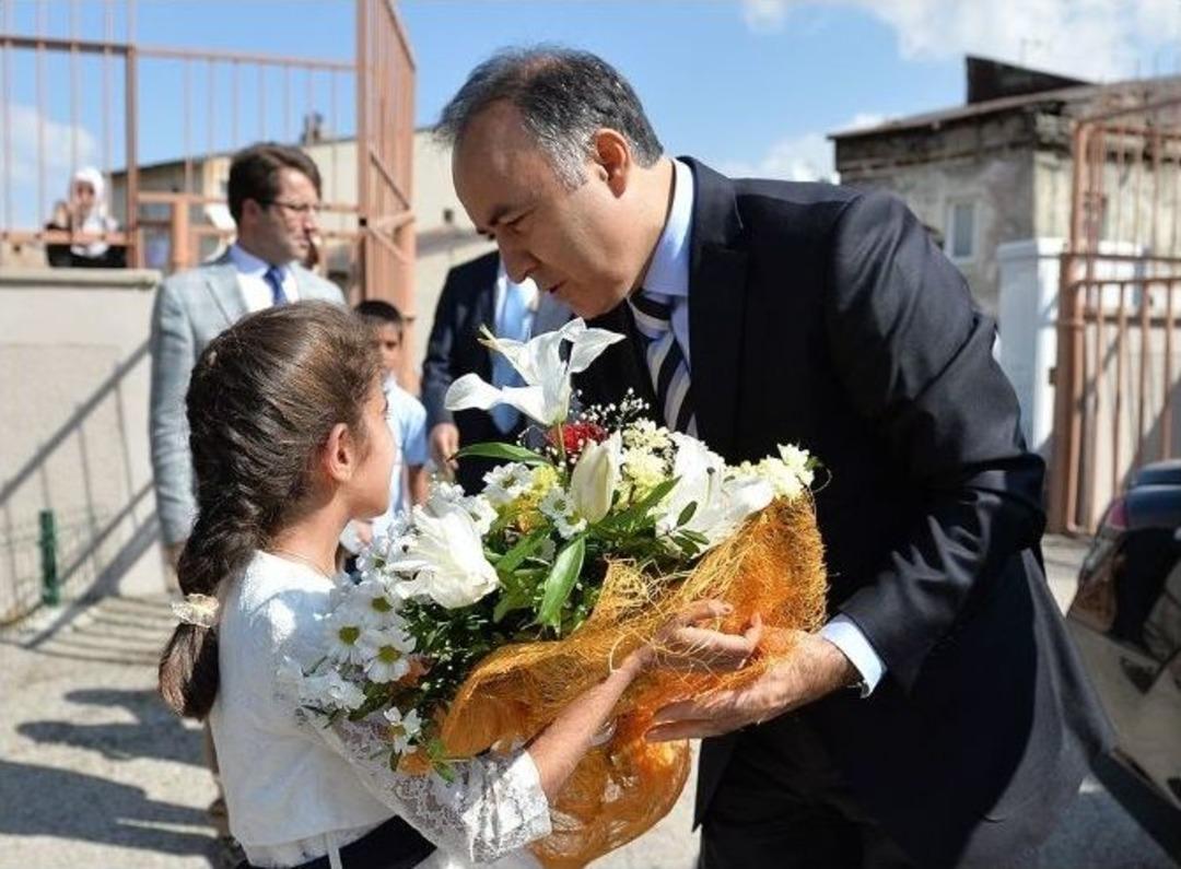 Vali Altıparmak İlk Ders Zilini &Ouml;ğrencilerle Birlikte &Ccedil;aldı