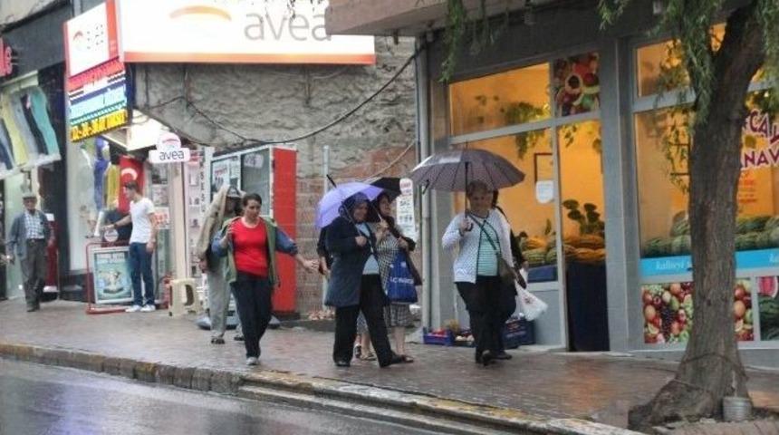 Tekirdağ&rsquo;da G&ouml;k G&uuml;r&uuml;lt&uuml;l&uuml; Sağanak Yağış Etkili Oldu