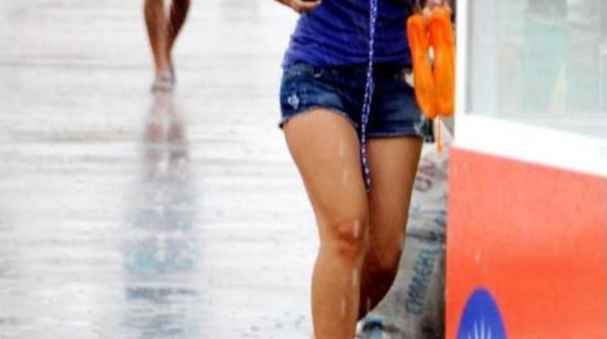 Antalya'da Yağmur Zor Anlar Yaşattı