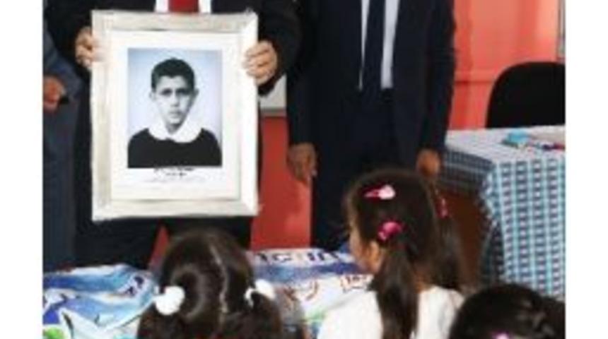 Erdoğan&rsquo;a Siyah &Ouml;nl&uuml;kl&uuml; Fotoğrafı Hediye Edildi