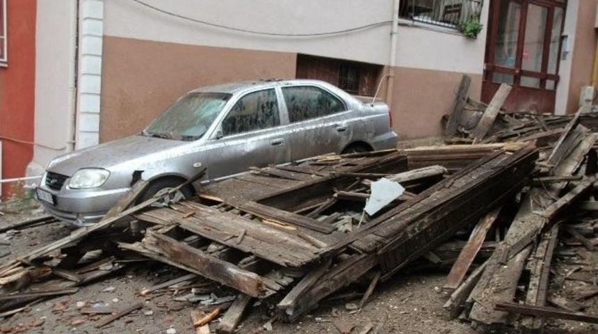 Metruk Bina Araçların Üzerine Çöktü