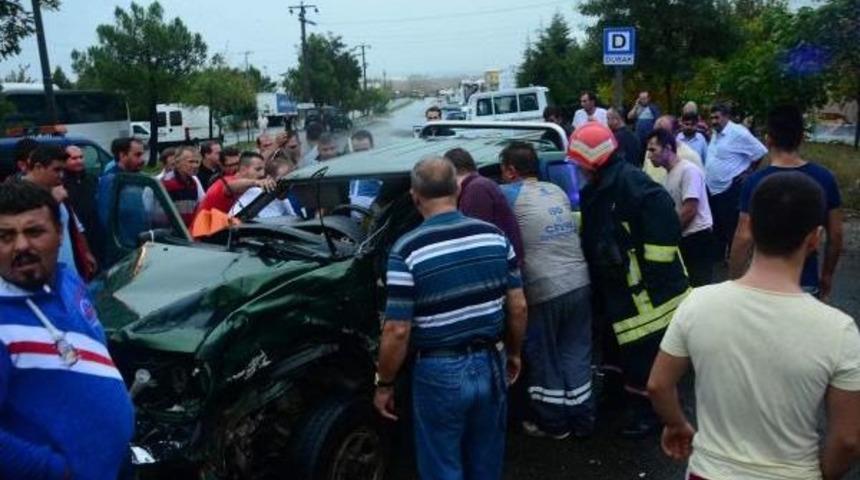 Ehliyetsiz S&uuml;r&uuml;c&uuml;n&uuml;n &Ccedil;arptığı Kamyonetin S&uuml;r&uuml;c&uuml;s&uuml; &Ouml;ld&uuml;
