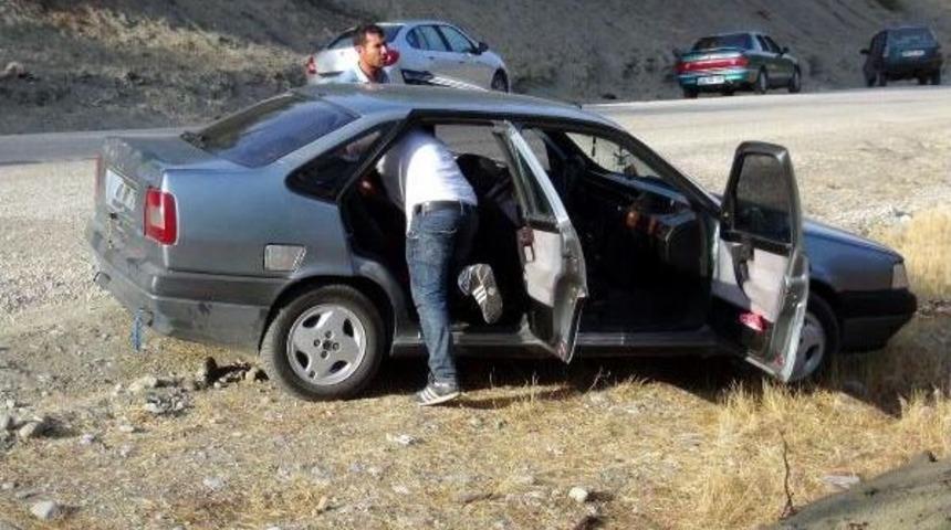 Otostop Yaparak Aracına Bindikleri Tesisat&ccedil;ıyı D&ouml;v&uuml;p Ka&ccedil;tılar